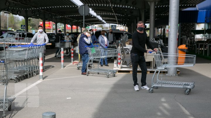 Chisinau amidst coronavirus pandemic: Kilometers-long queues at supermarkets for grocery (photos)