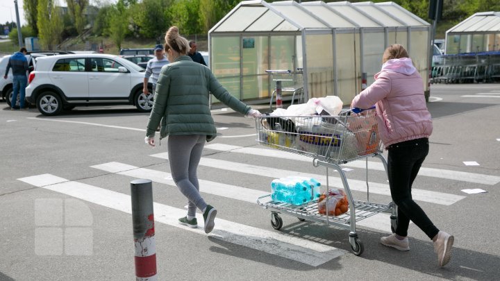 Chisinau amidst coronavirus pandemic: Kilometers-long queues at supermarkets for grocery (photos)