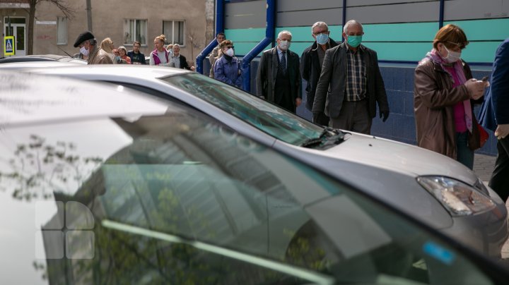 Chisinau amidst coronavirus pandemic: Kilometers-long queues at supermarkets for grocery (photos)