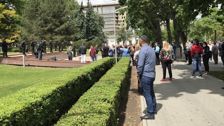 Protesters in front of Parliament demanding recovery measures