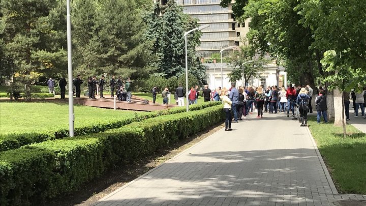 Protesters in front of Parliament demanding recovery measures