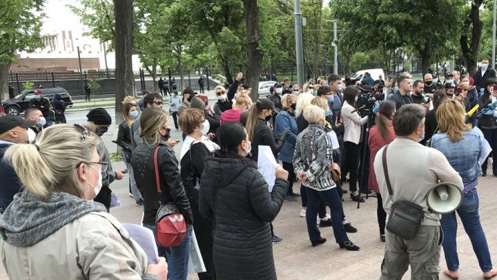 Protesters in front of Parliament demanding recovery measures