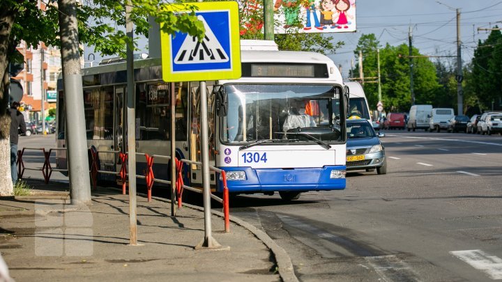 What should passengers know before entering public transports? (photo report)