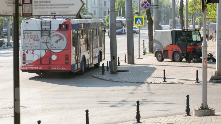 What should passengers know before entering public transports? (photo report)