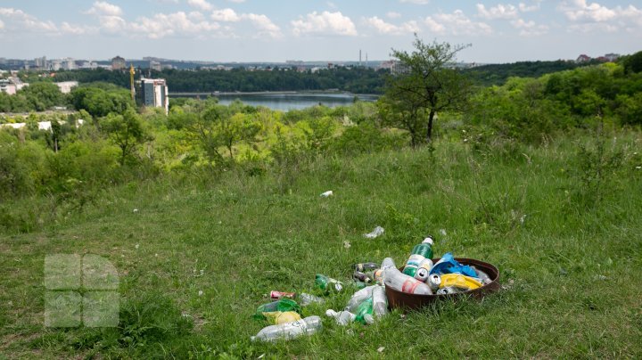 See how trash suffocating Chisinau (photo report)