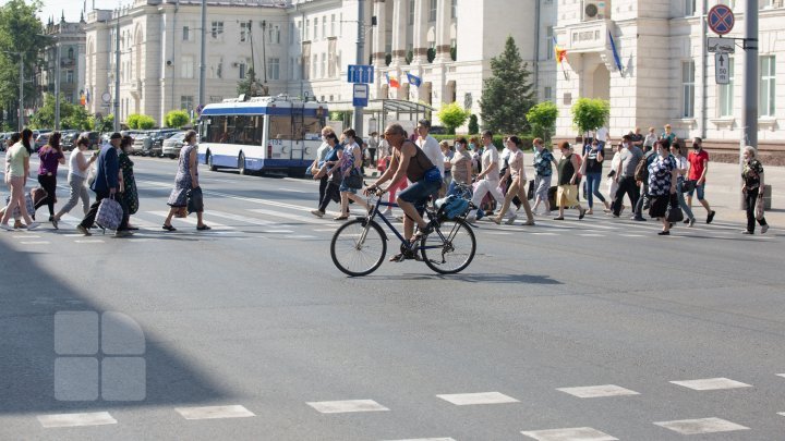 Central Market and public transports, potential coronavirus epicenter (photo report)