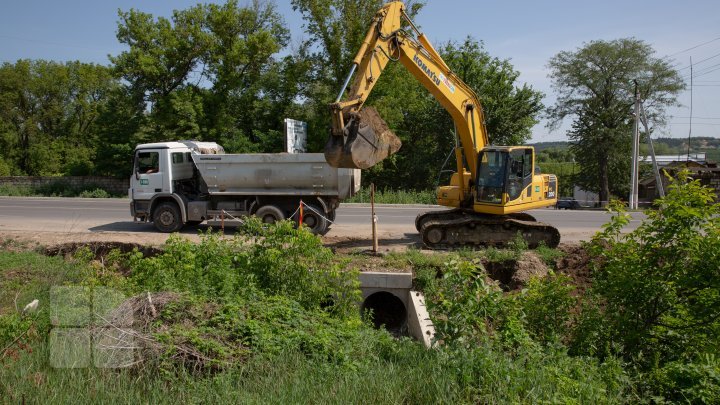 Sunday's torrential rain destroyed a section of road under repair on Chisinau-Ungheni highway (photos)