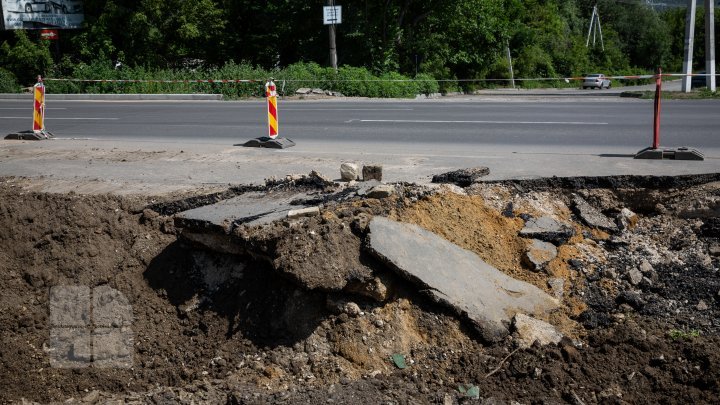 Sunday's torrential rain destroyed a section of road under repair on Chisinau-Ungheni highway (photos)