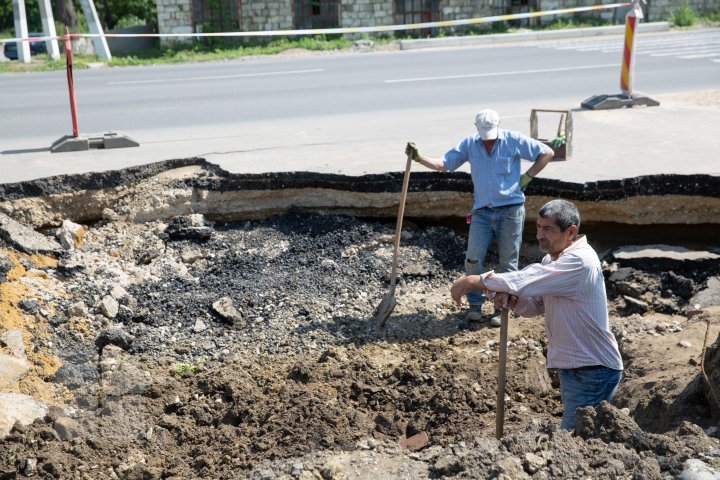 Sunday's torrential rain destroyed a section of road under repair on Chisinau-Ungheni highway (photos)