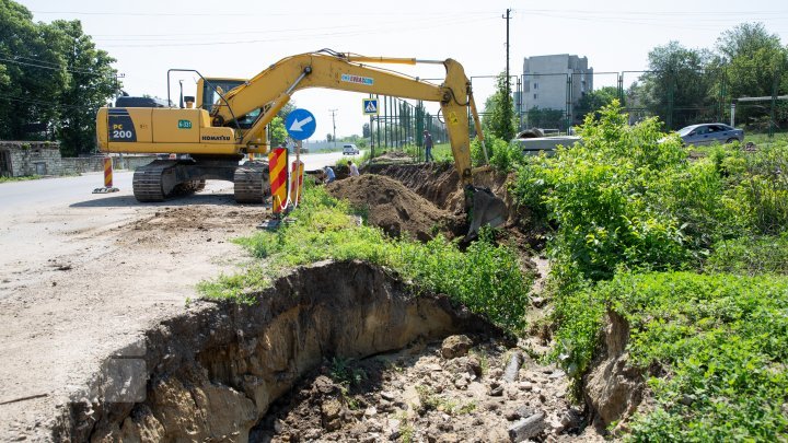 Sunday's torrential rain destroyed a section of road under repair on Chisinau-Ungheni highway (photos)