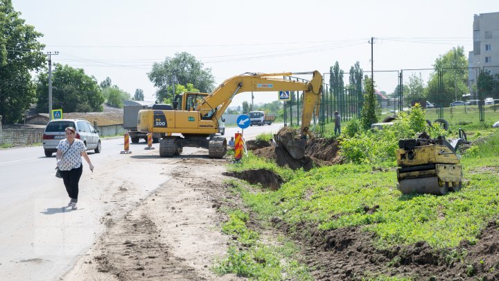 Sunday's torrential rain destroyed a section of road under repair on Chisinau-Ungheni highway (photos)