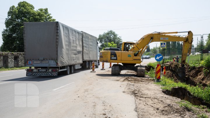 Sunday's torrential rain destroyed a section of road under repair on Chisinau-Ungheni highway (photos)