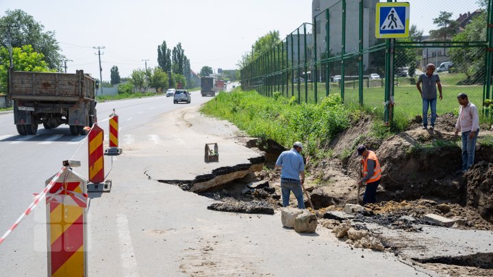 Sunday's torrential rain destroyed a section of road under repair on Chisinau-Ungheni highway (photos)