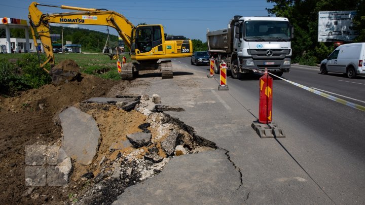 Sunday's torrential rain destroyed a section of road under repair on Chisinau-Ungheni highway (photos)