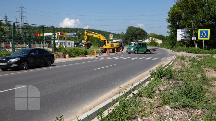 Sunday's torrential rain destroyed a section of road under repair on Chisinau-Ungheni highway (photos)