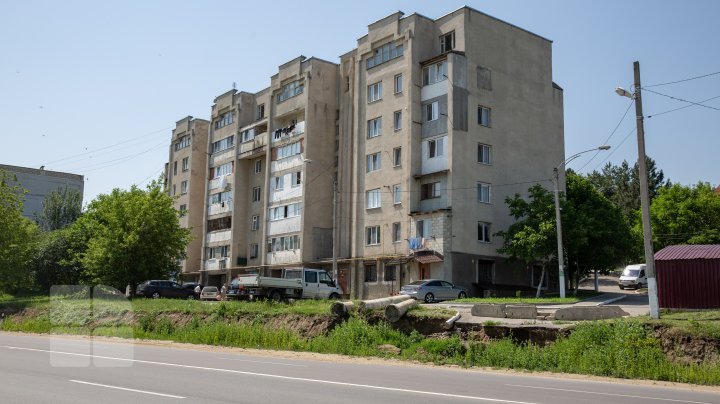 Sunday's torrential rain destroyed a section of road under repair on Chisinau-Ungheni highway (photos)