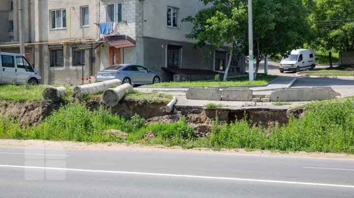 Sunday's torrential rain destroyed a section of road under repair on Chisinau-Ungheni highway (photos)