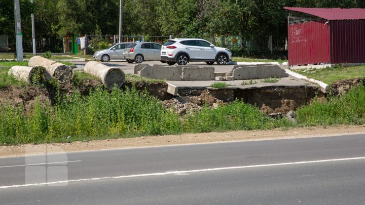 Sunday's torrential rain destroyed a section of road under repair on Chisinau-Ungheni highway (photos)