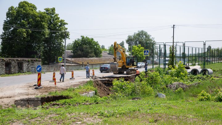 Sunday's torrential rain destroyed a section of road under repair on Chisinau-Ungheni highway (photos)