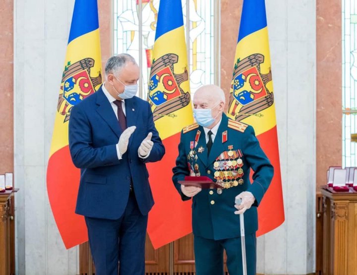 Several soldiers and doctors decorated by head of state (photos)