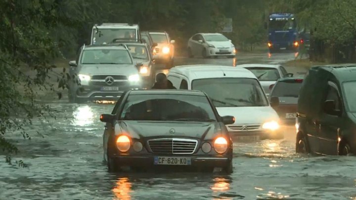 Heavy rain triggers widespread flooding in Chisinau, inundating roads, stranding cars (video)