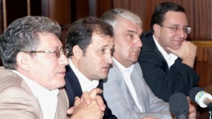  Analiştii politici spun că lupta din AIE e un lucru normal înainte de campania electorală