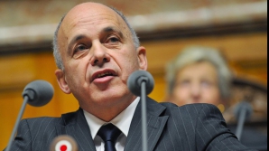 Ministrul Apărării din Elveţia, Ueli Maurer, merge la serviciu cu bicicleta 