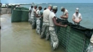 Militarii Gărzii Naţionale a SUA au ridicat ieri un baraj artificial în jurul insulei Dauphin, Alabama 