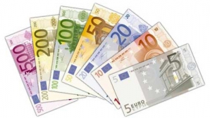 Euro continuă să scadă