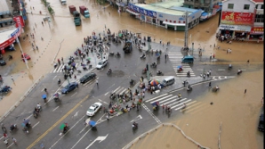 Cel puţin 12 oameni au murit şi alte sute de mii au fost evacuaţi în urma inundaţiilor din China 