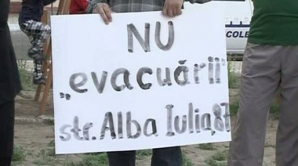 Proteste pe strada Alba Iulia: locuitori blocului 87 ar putea rămâne fără apartamentele pe care le-au procurat recent