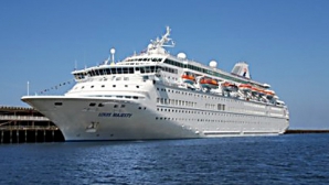 Peste 600 de oameni au fost evacuaţi de pe nava de croazieră în urma unui incendiu la bord