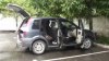 Trei bărbaţi au fost prinşi în flagrant în timp ce furau bunuri dintr-un automobil 