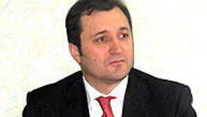 Premierul a decis să-şi doneze salariul unei bătrâne, care are grijă de şase nepoţi 