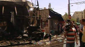 Trei oameni au fost răniţi într-un incendiu de proportii în Piaţa Reşiţa, din Bucureşti