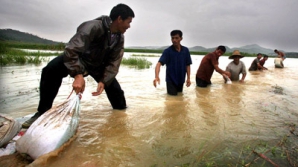 Peste 50 de oameni au murit luni în China din cauza ploilor torenţiale din sudul ţării 