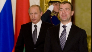 Vladimir Putin are de două ori mai mulţi susţinători, decât preşedintele Dmitri Medvedev