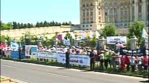 Circa 500 de sindicalişti români au protestat, la 7 iunie, împotriva micşorării salariilor şi pensiilor