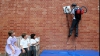 Un puşti din Marea Britanie a inventat un mecanism de căţărare pe ziduri 
