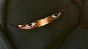 O avocată franceză a agresat o musulmană și i-a smuls vălul de pe faţă 