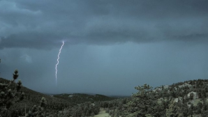 Astăzi, în perioada orelor 12.00-15.00, în republică se prevăd ploi de scurtă durată însoțite de descărcări electrice