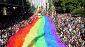 Zeci de mii de oameni sunt aşteptaţi să participe la marşul european al homosexualilor 