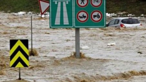 Cel puţin 12 oameni au murit în urma inundaţiilor  şi alunecărilor de teren din nordul Turciei