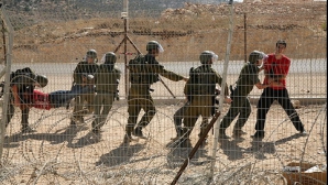 Presa din Israel a publicat fotografii noi, în care militarii israelieni pozează cu deţinuţi 