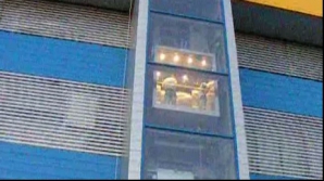 Doi tineri au fost nevoiţi să petreacă o oră în liftul unui supermarket din Buzău 