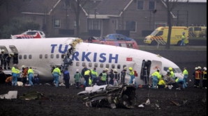 Un avion cargo s-a prăbuşit pe o autostradă din Dubai