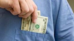 Un angajat al Dispensarului Republican de Narcologie a fost surprins luând mită