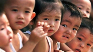 După 30 de ani de restricţii privind natalitatea, China va relaxa politica unui singur copil