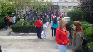 Zeci de tineri au vizitat astăzi Târgul care oferă burse de studii peste hotare