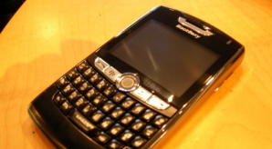 Emiratele Arabe Unite și-au anulat decizia de a impune restricţii asupra utilizării telefoanelor mobile BlackBerry